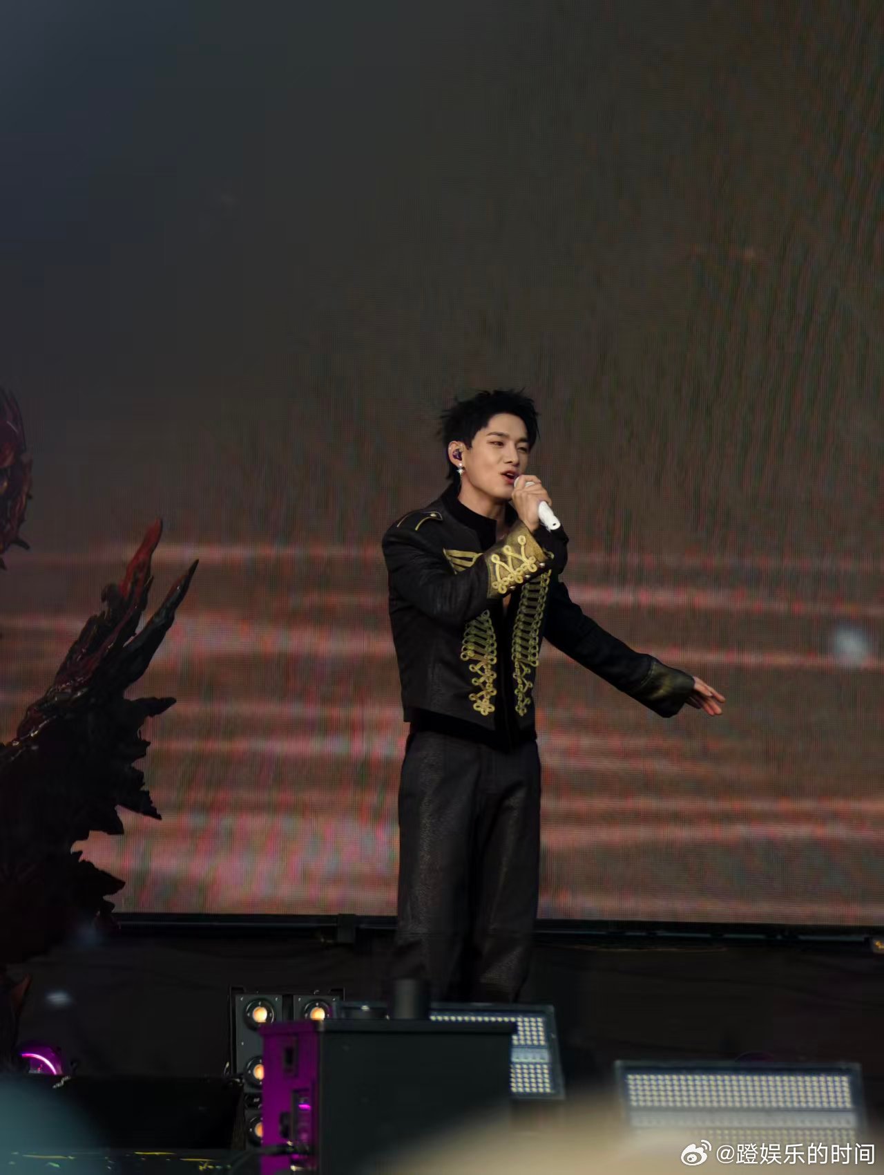 姚琛腹肌富有且慷慨姚琛腹肌生图 姚琛这腹肌是真实存在的吗？舞台上每块线条都清晰可