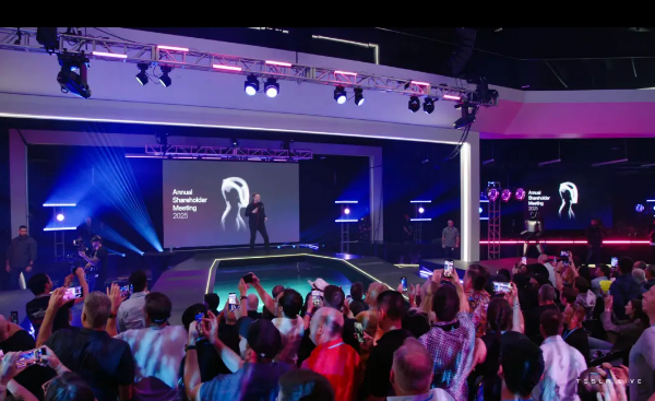 【马斯克称未来人类意识能上传至机器人，可用于月球和火星基地建设】11月7日消息，