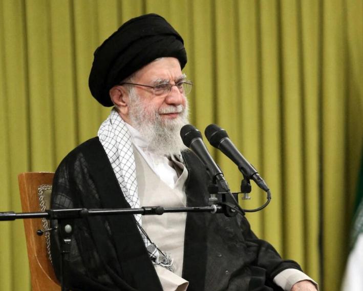 路透社刚捅破了一层惊天窗户纸：伊朗新掌门人穆杰塔巴·哈梅内伊不仅面部几乎毁容，双