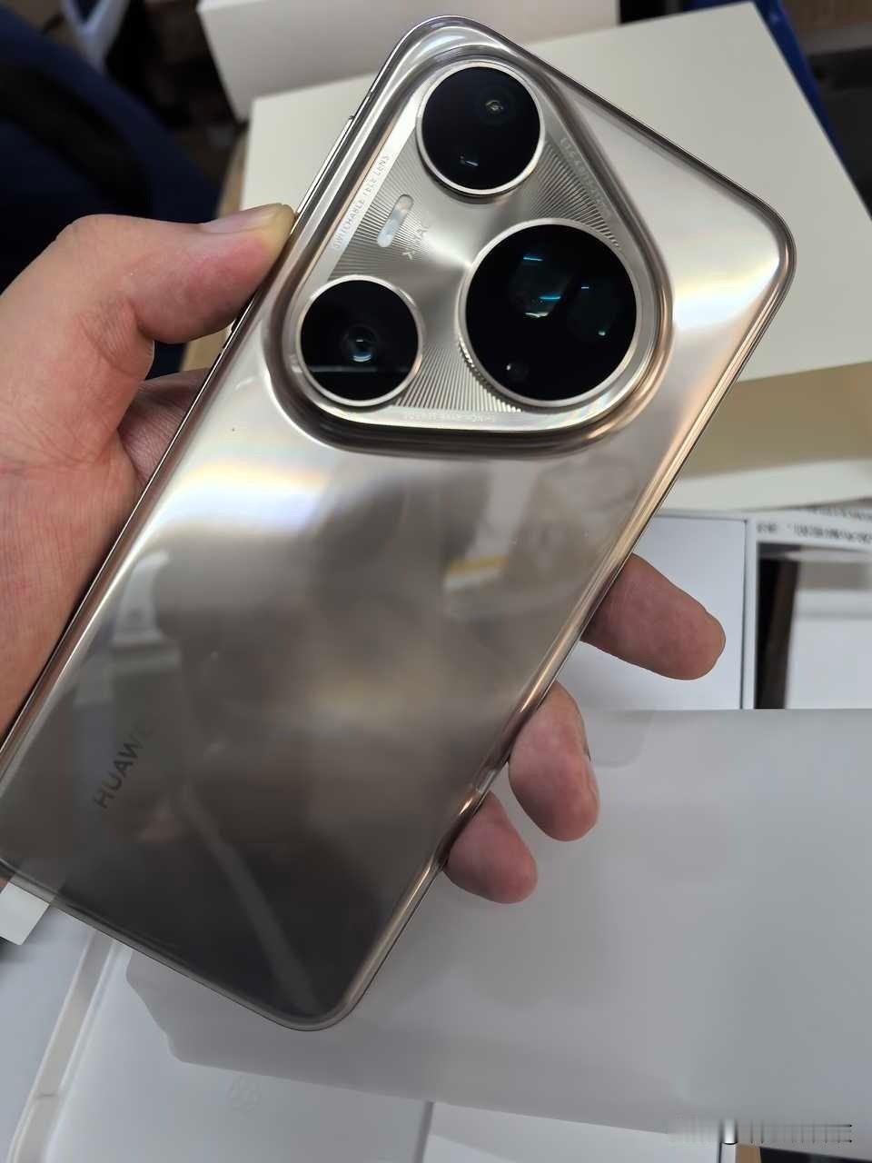 华为 pura80 发布会前的真机展示，觉得如何？

个人觉得没有 pura70