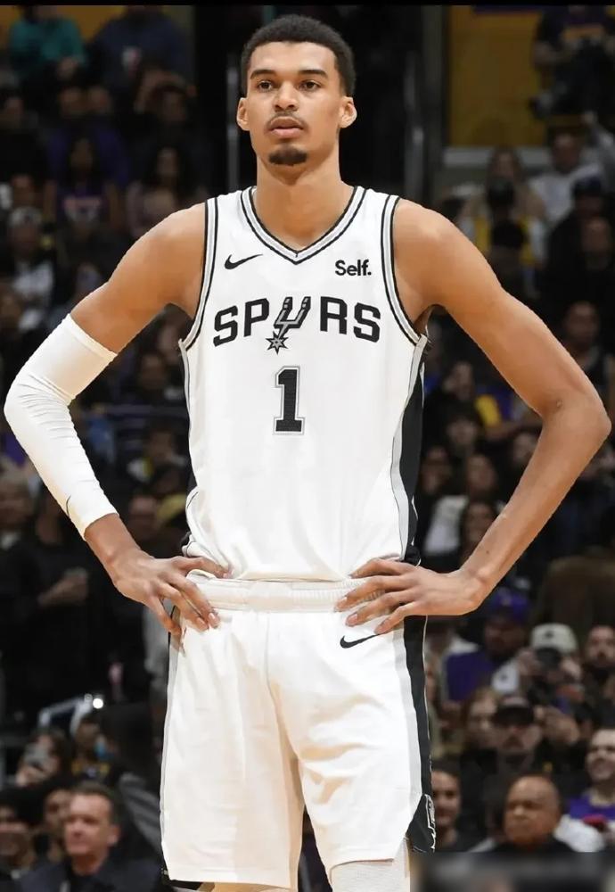 别再意淫字母哥了。
我告诉你，马刺根本就没想过现在赢球。你们讨论的那些交易方案