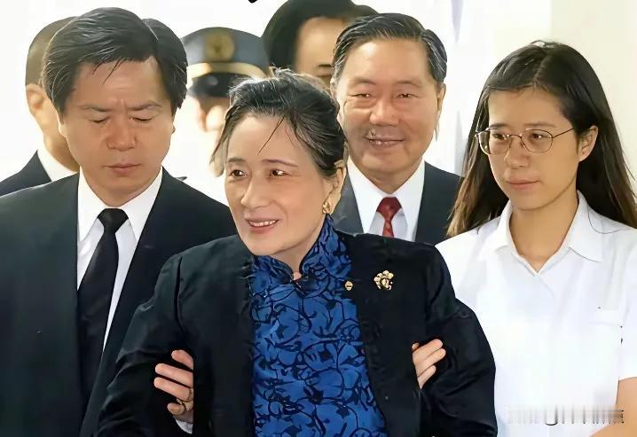 96岁的宋美龄，1994年突然飞回台湾，谁也没想到她是为了看一眼快不行的孔令伟。