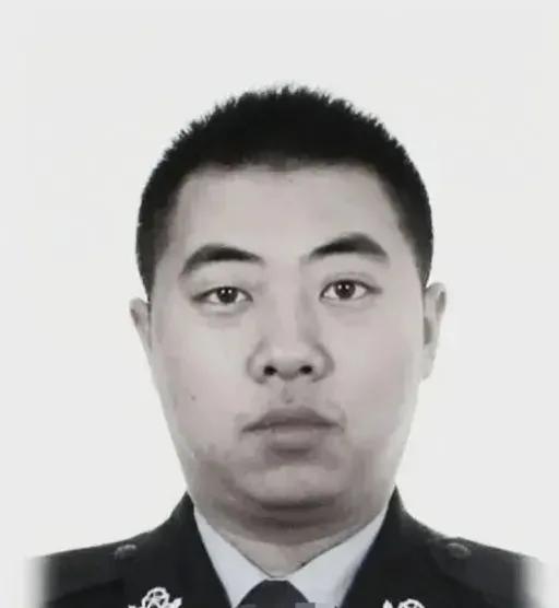 请停留一秒钟，向禁毒英雄致敬！
他26岁刑警学院毕业，毕业后成为一名民警，曾先后