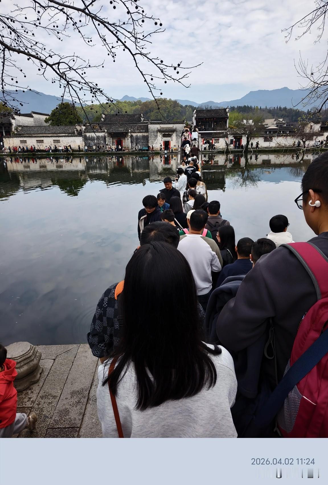 我感觉现在的我们，大多数时间似乎总活在“比较”里。
刷着社交媒体，看到别人光鲜亮