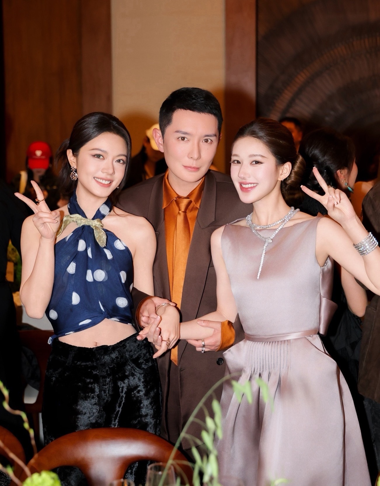 刘冲出来发美照了，露思和麦麦居然牵手了…