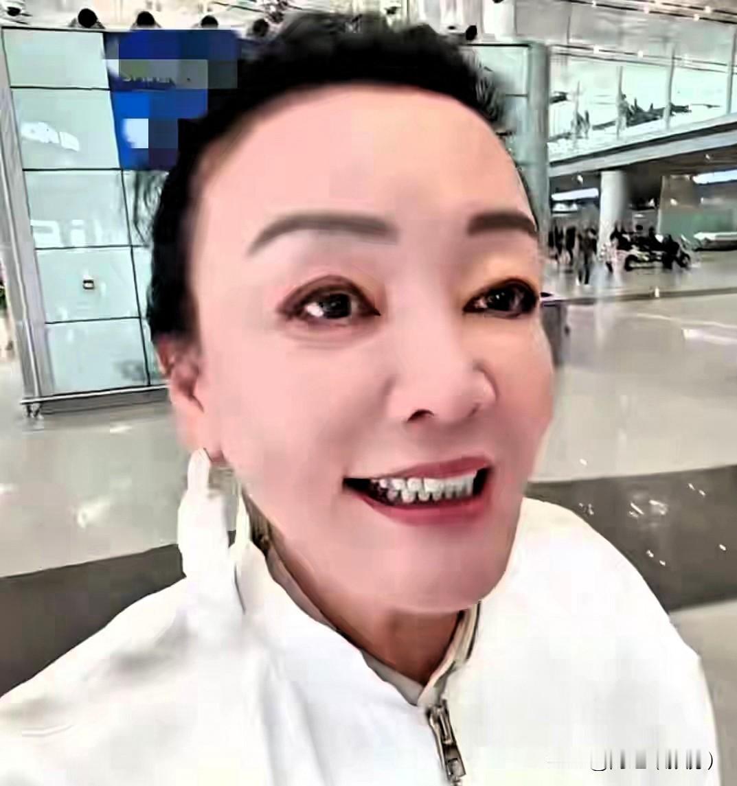 兰姐千里奔赴湾湾，只为给孙子小箖菻庆祝十岁生日，这份隔不断的祖孙深情，看得无数网