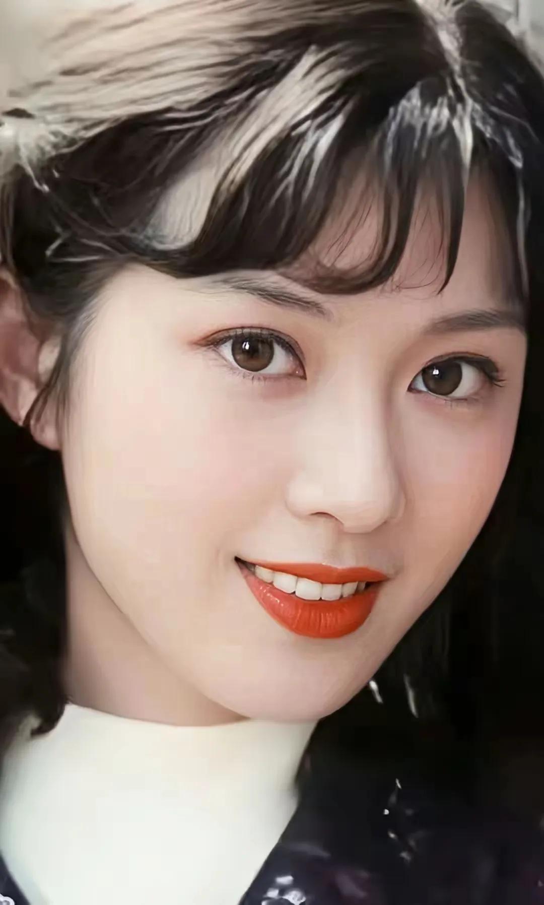 年轻的时候龚雪优雅迷人
年轻的时候杨丽坤美如画
年轻的时候赵娜笑起来真好看
年轻