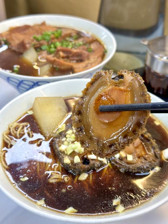 😱藏在骑楼下的神仙面馆！鲍鱼Q弹到上头