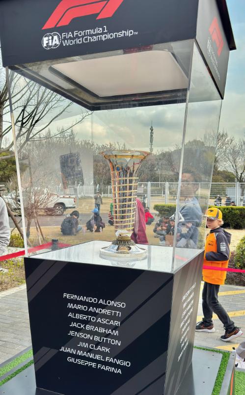 这是 Kimi 新秀第二个赛季的首个分站冠军，同时也见证了刘易斯·汉密尔顿再次登