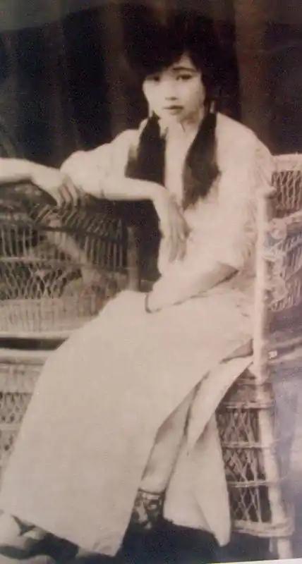 照片上这个打扮摩登的女子是大地主刘文彩的三姨太凌君如，她因美貌得到了刘文彩的宠爱
