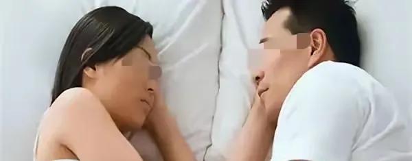 河南，男子半夜下班回家，发现一陌生男子躺在妻子旁边，男子见状恼羞成怒，拿起拖把杆