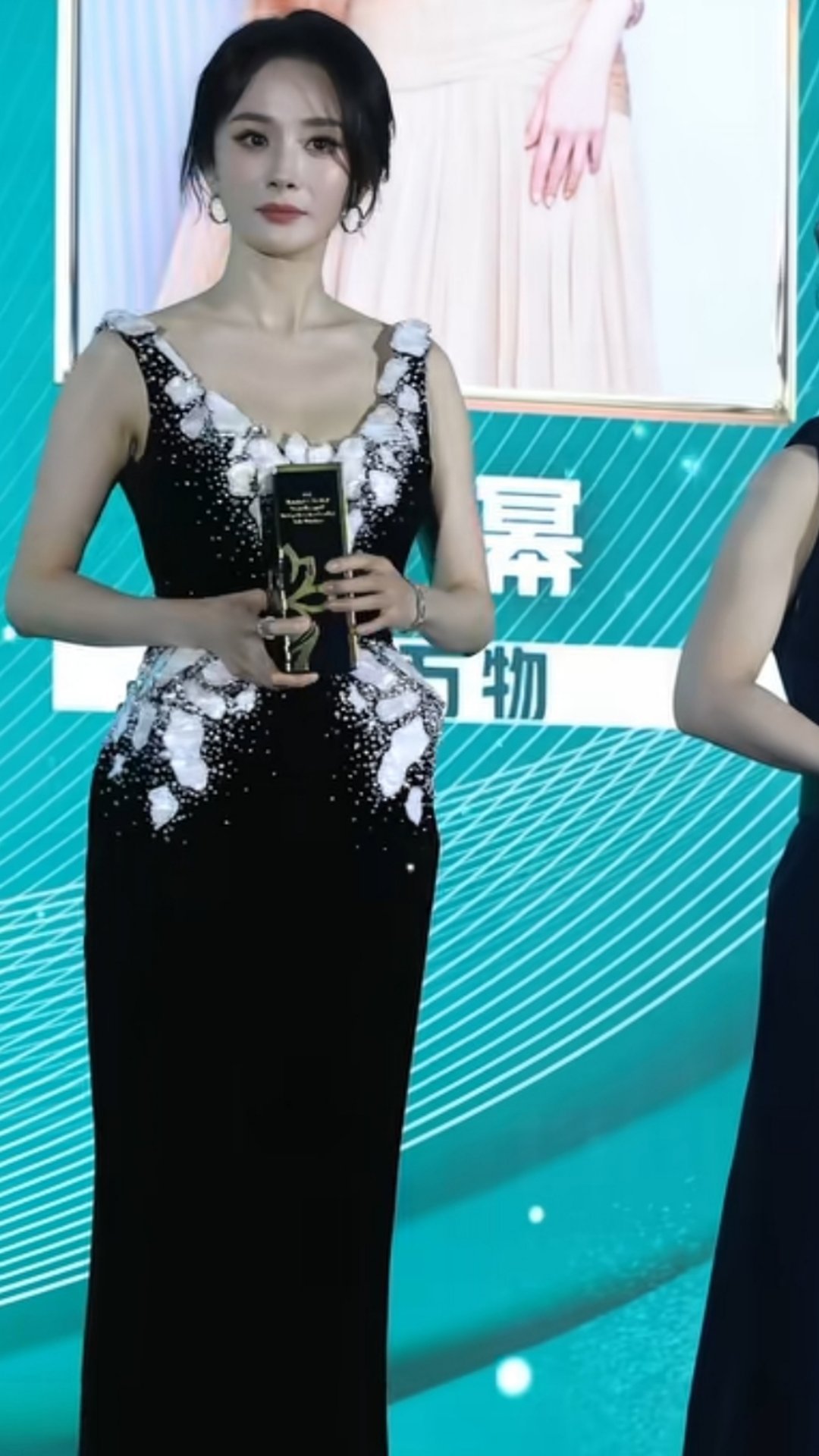 昨晚白玉兰晚宴的杨幂，一身黑裙好衬她 