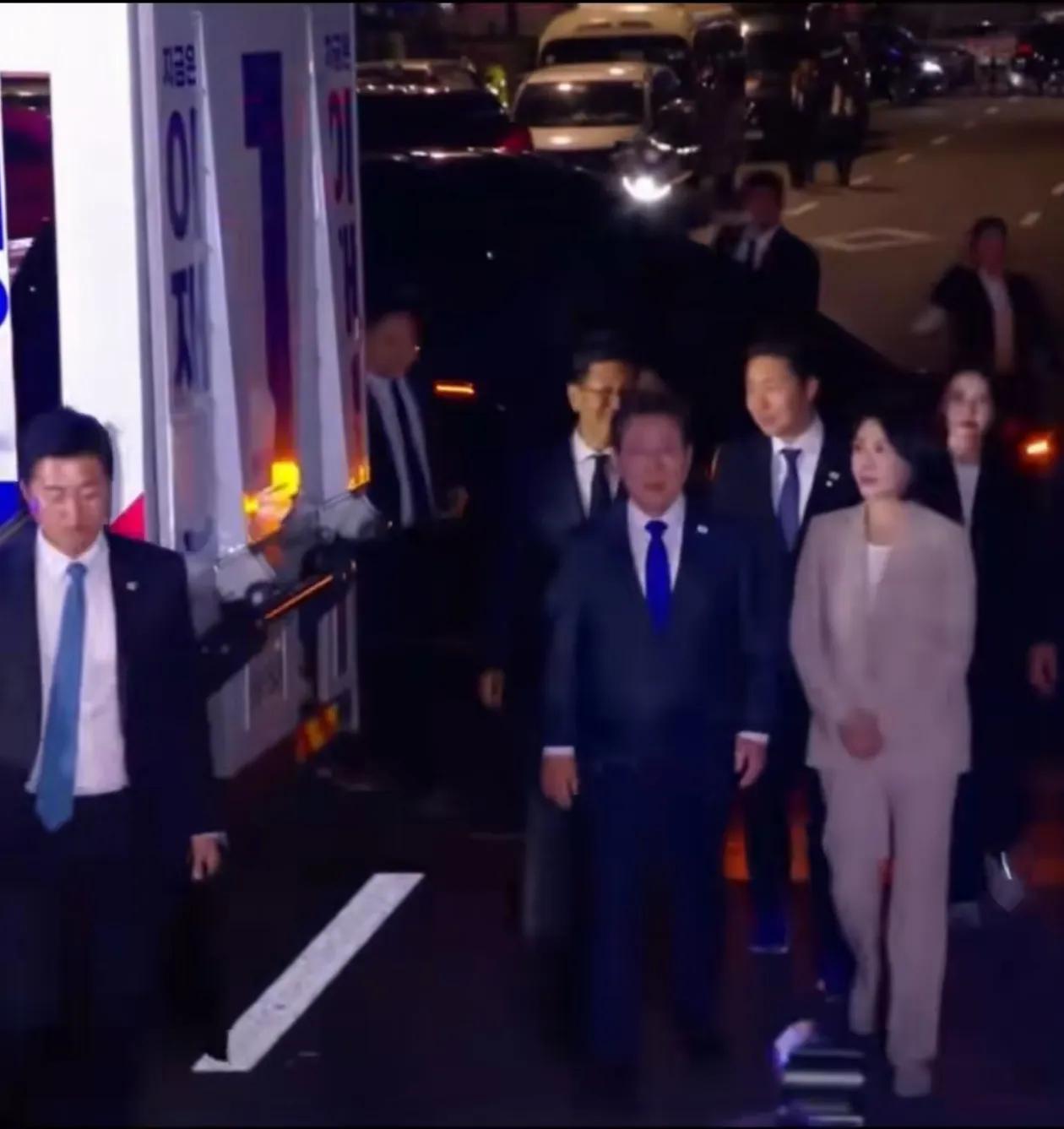 韩国总统李在明胜选后首次露面 连续拉了三次媳妇的手