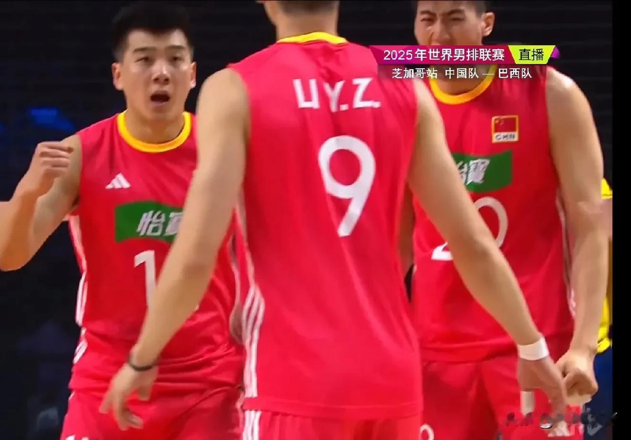 【中国男排第二局16-25】
第二局中国男排16-25失利，大比分0-2落后。