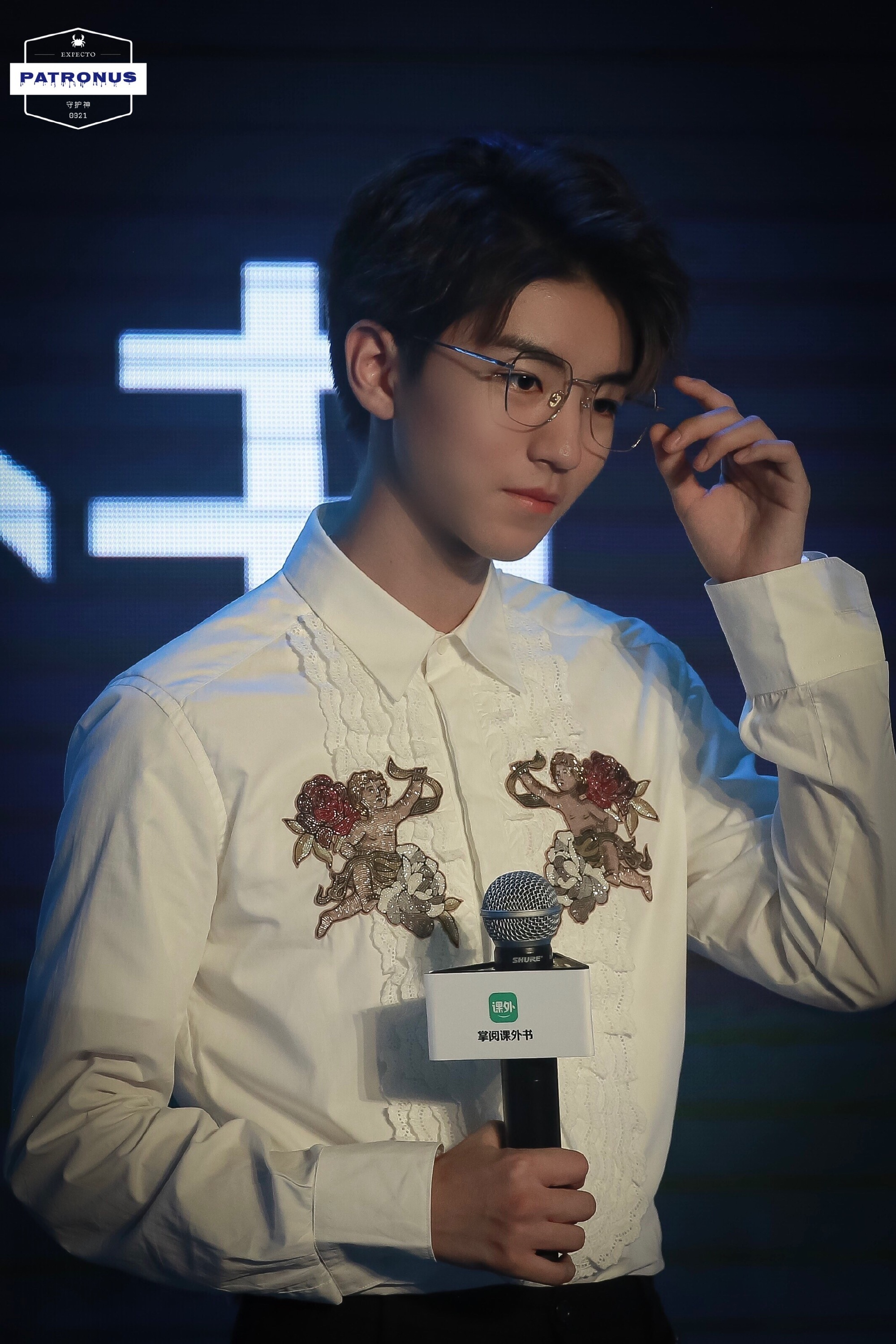 #王俊凯[超话]# 品一品180802十八岁王老师动人心魄的美貌，金丝眼镜好撕漫