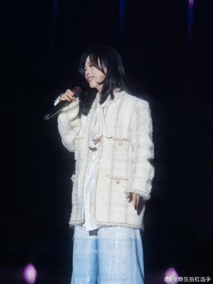 黄绮珊原生家庭的痛伴随一生说起黄绮珊，她那原生家庭的苦，真是让人听着都心疼，一辈