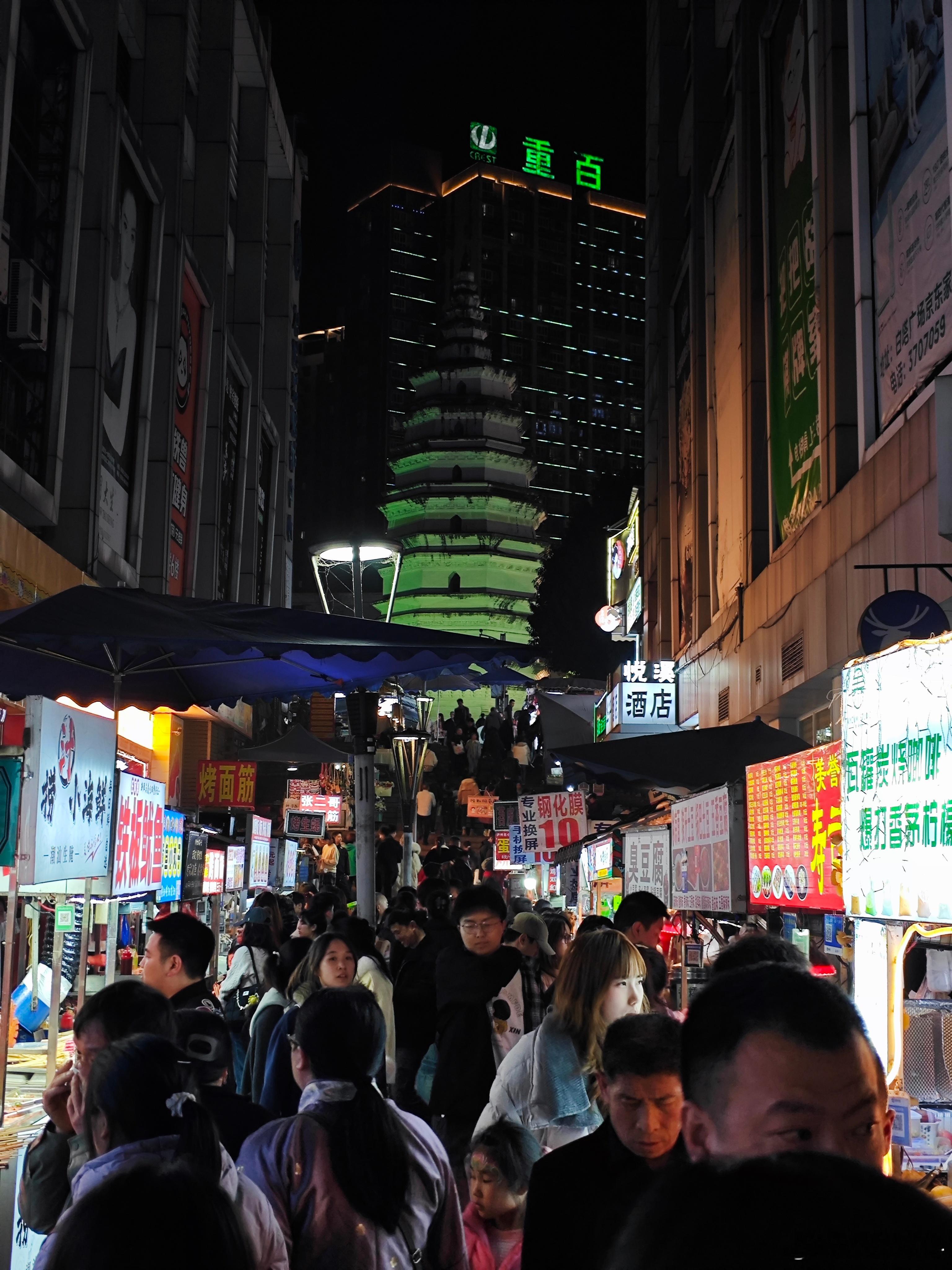 泸州是这几年春节去过的城市中少有的年味儿很浓的城市之一，红灯笼挂满酒城街巷，套圈