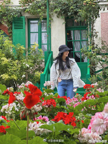 刘诗诗私下嘟嘴比耶都来的 刘诗诗与闺蜜同框甜度超标！平日里气质清冷的她，在好友身