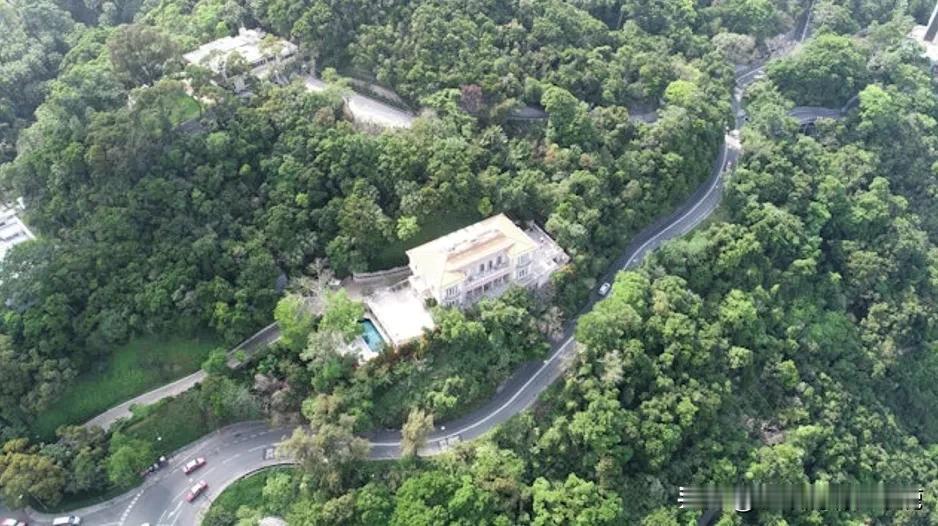 香港顶级豪宅山顶道1号发生命案。

一名31岁菲律宾籍女佣在豪宅中的一个房内吊颈