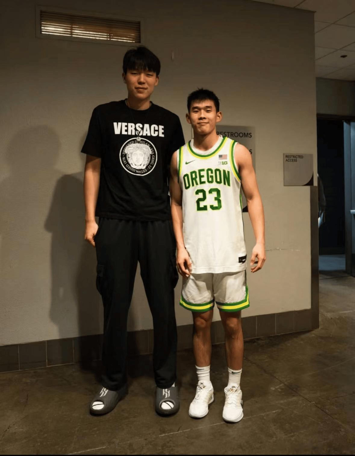 林葳社媒转发与杨瀚森的合影，并写道：一起加油