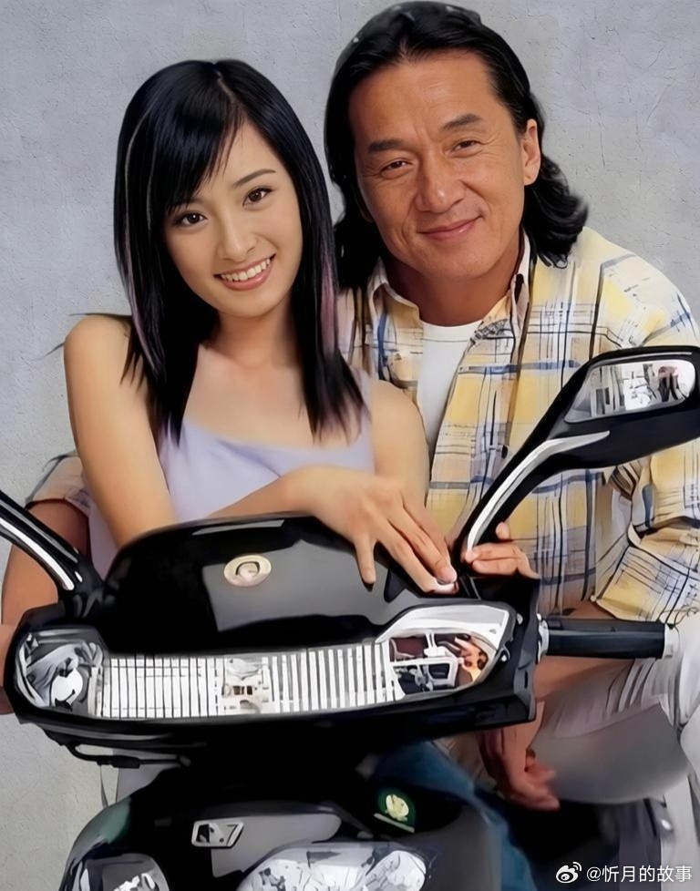 2003年49岁的成龙和17岁的杨幂拍了一个广告，结账时，成龙拿到了50万，杨幂