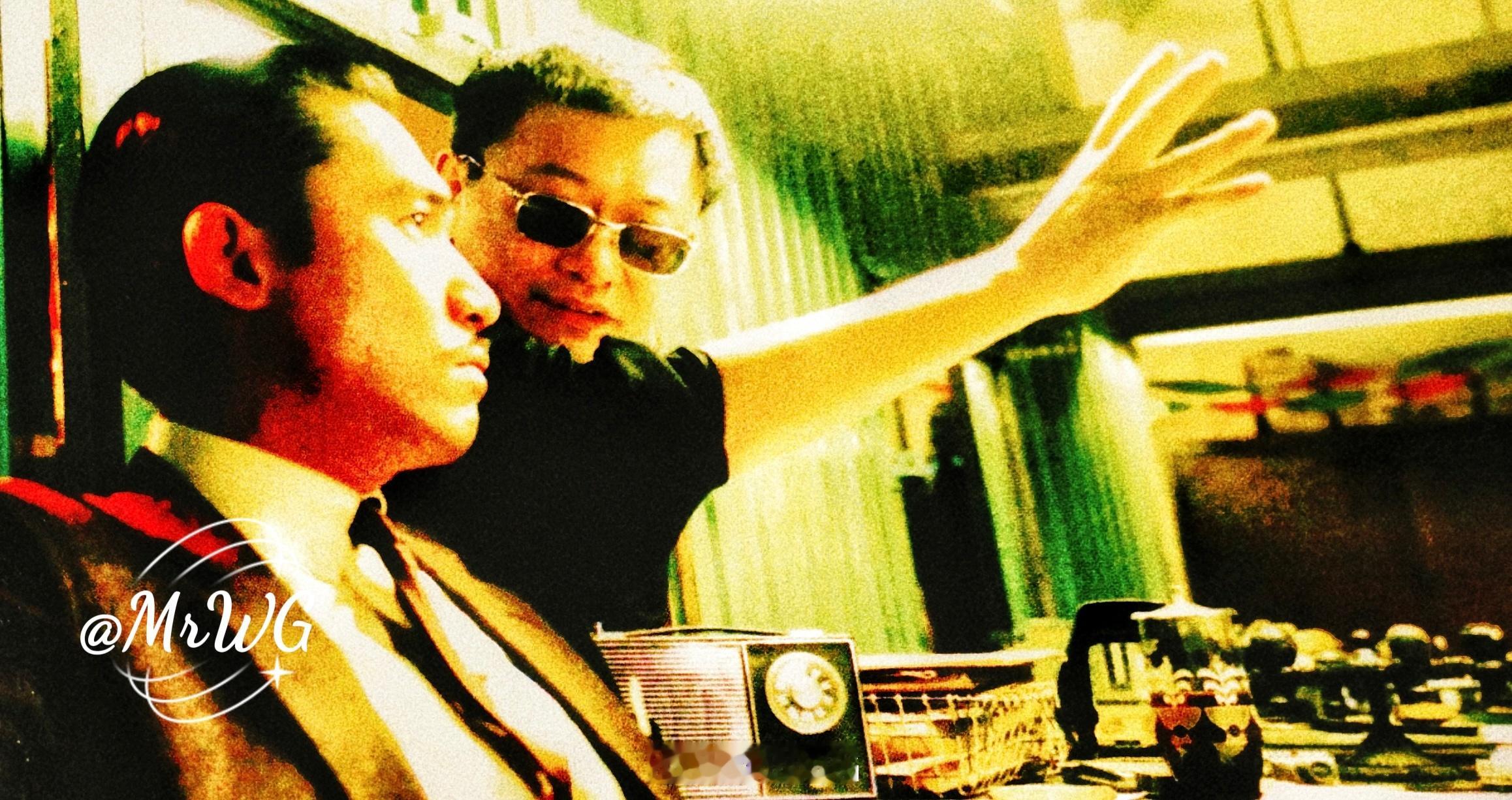 梁朝伟[超话]  独家扫描  报馆的光，黄绿氤氲，周慕云仿若在幻梦中，写着寻找记