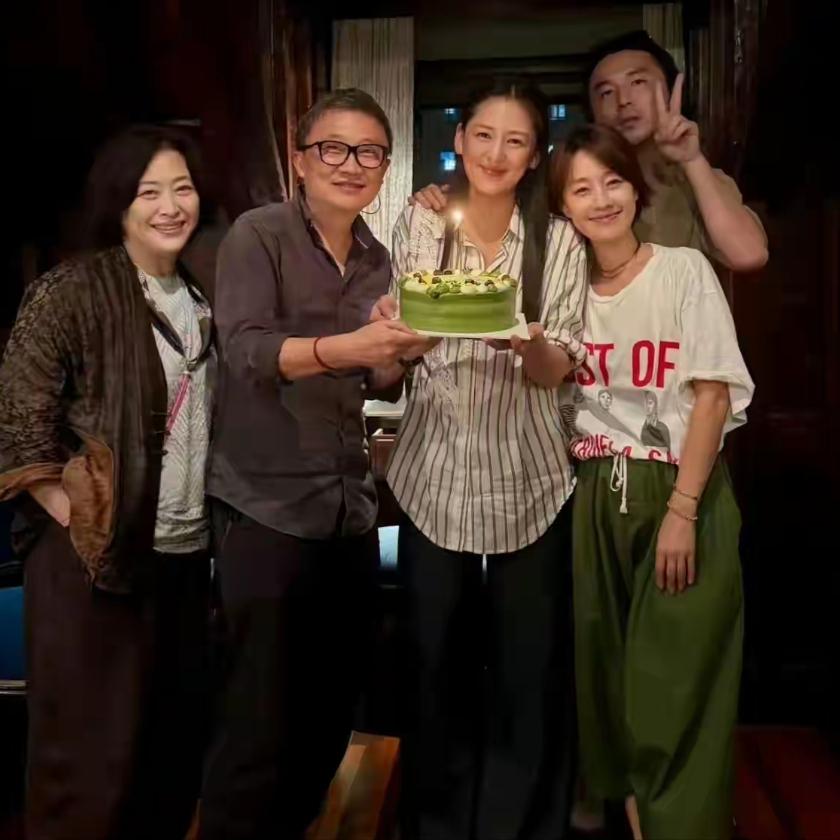 《我的前半生》十年重聚，合照里只有马伊琍雷佳音同框，靳东、袁泉和吴越全都缺席。他
