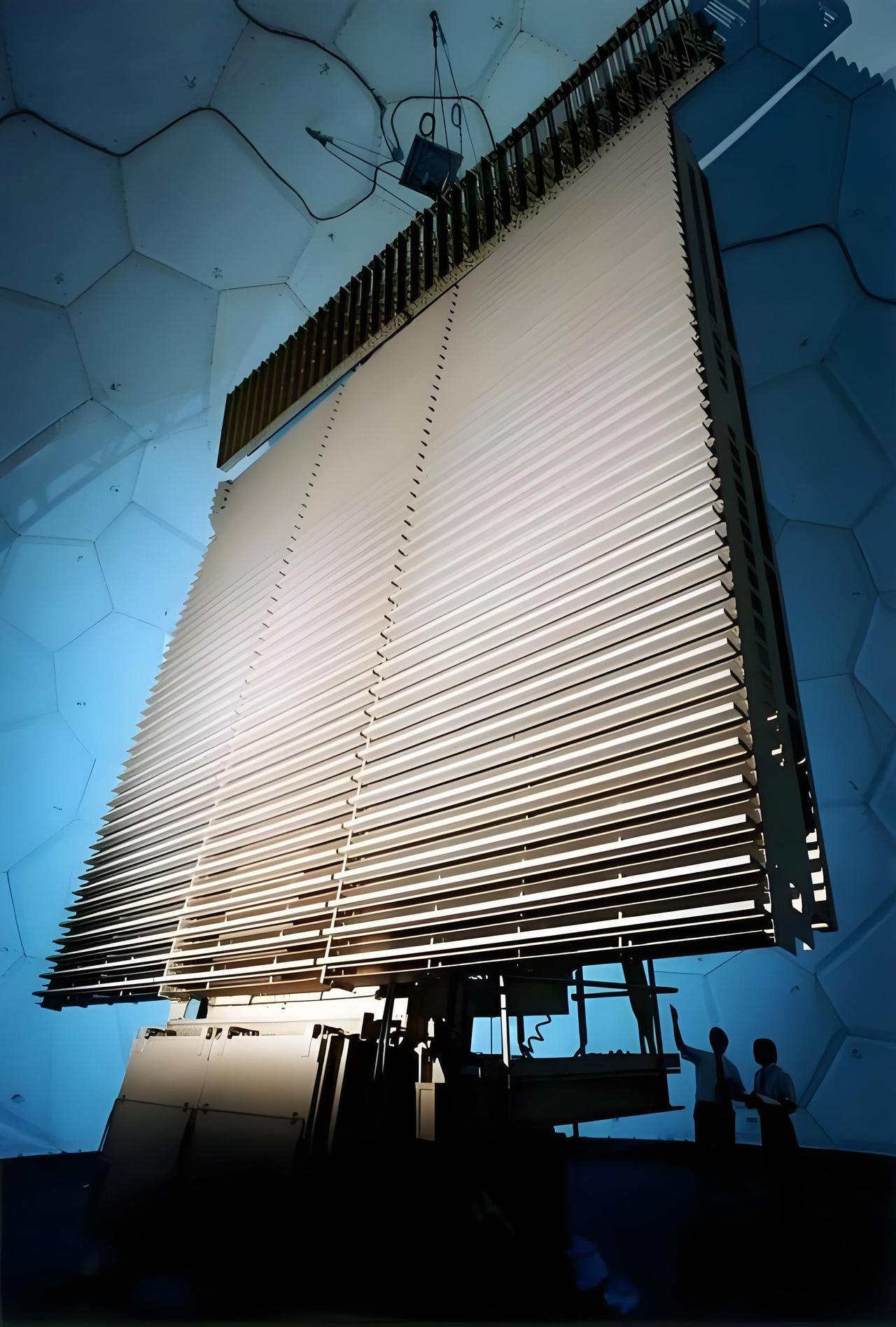 【伊朗伊斯兰共和国广播电视台报道，卫星图像显示，一台可探测远程目标的美制军用装备