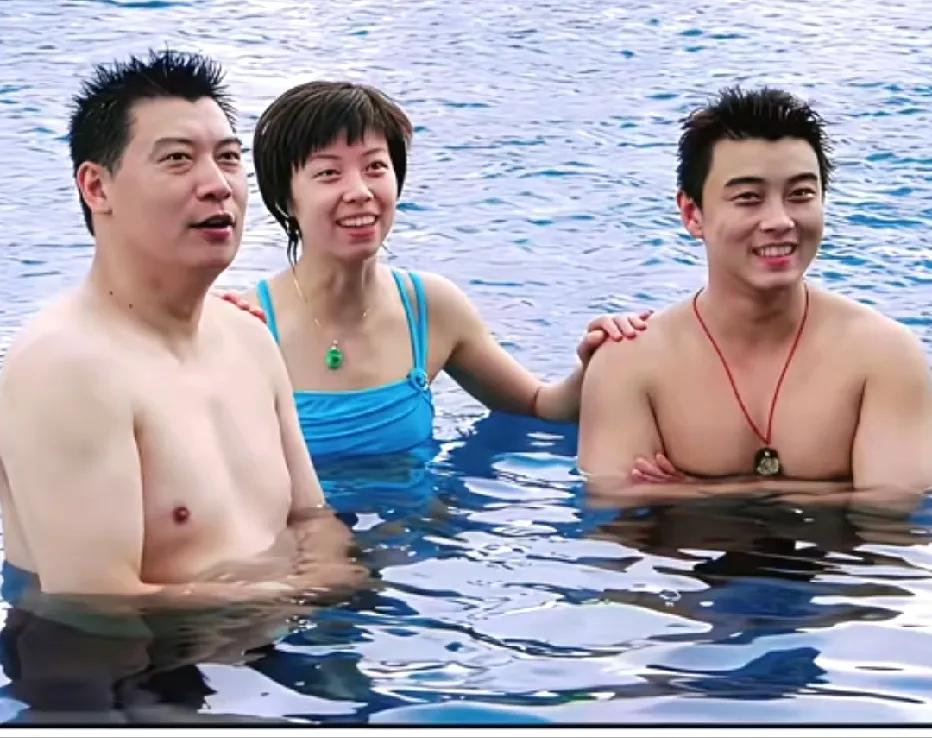 当年，乒乓球世界杯冠军张怡宁与队友王皓等人在泳池里的一张留影，青春洋溢。张怡宁、