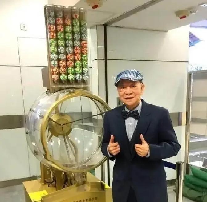 夏春秋年轻时一心想当帅气小生，因为身高不够只能演配角，为了养家离开演艺圈去酒楼打