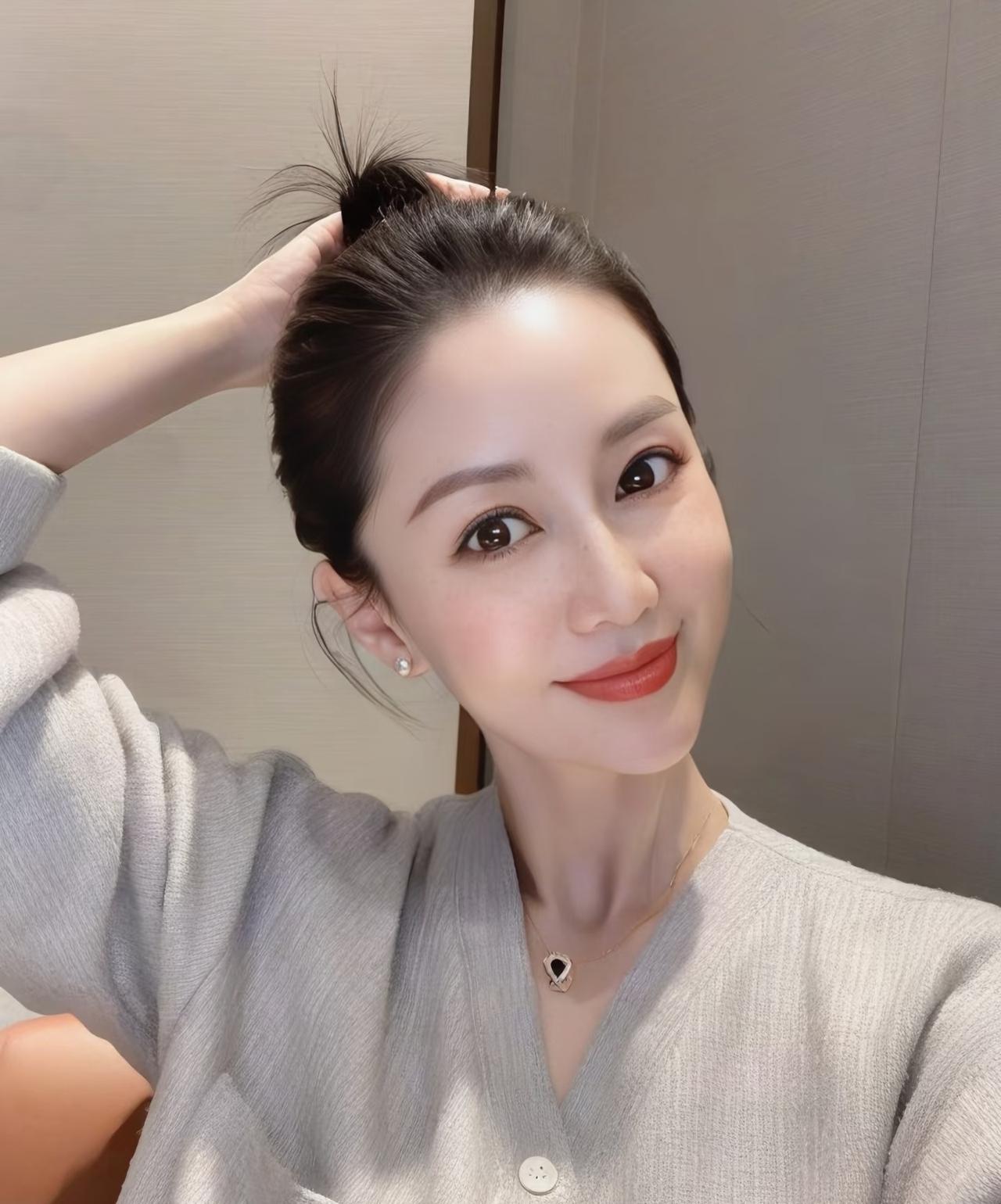 我找朋友借了一万六，
上个月先还了六千六，
隔天又还了四千，
我说还清了，
朋友