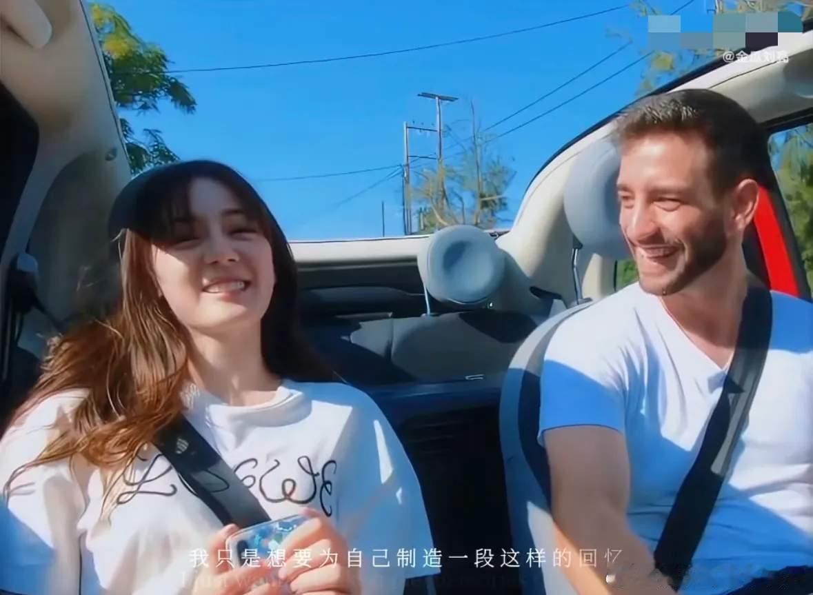 迪丽热巴 一个人当然可以拍婚纱照当被问及为何一个人拍婚纱照时，她的回答简单而有力