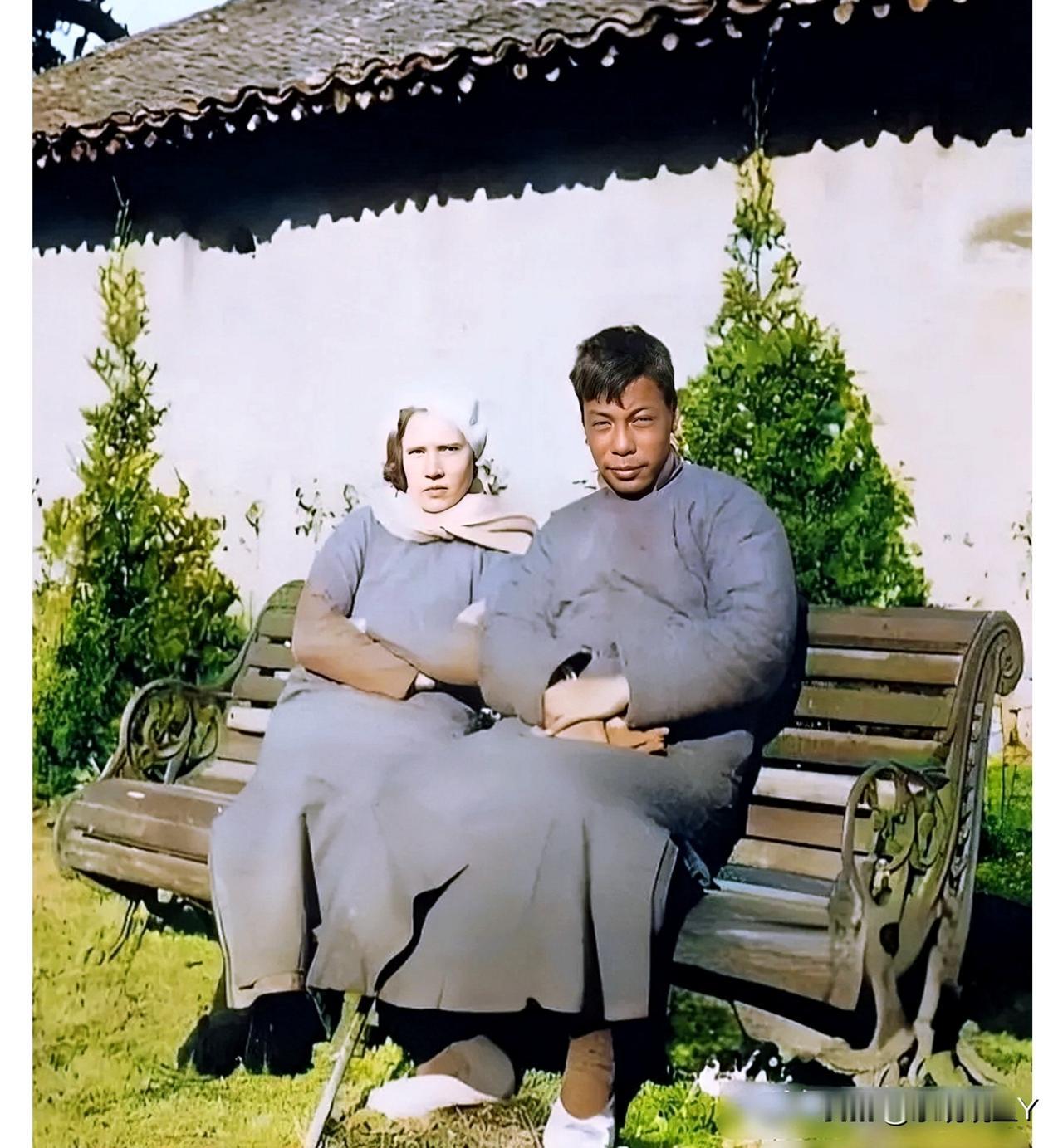 这是蒋经国和妻子蒋方良在浙江老家为母亲毛福梅守孝时的一张老照片，拍摄于一九三九年