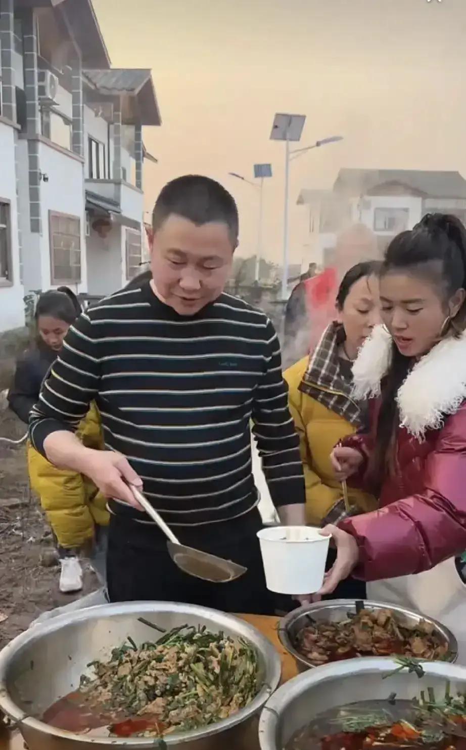 呆呆直播哭着说今年不杀年猪了，他撑不住了。
消息一出，合川隔壁村连夜支棚、挂横幅