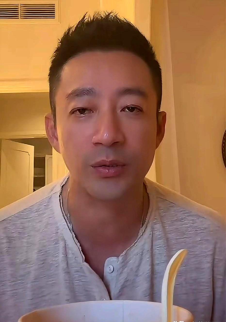 他把日子当课堂，把每一次失手装进错题本，说要校正自己，用新的工作和生活态度上场。