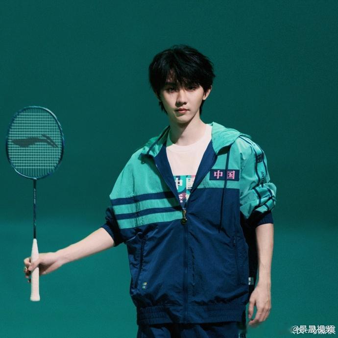#马嘉祺羽毛球少年#又是忍不住被马嘉祺给帅到了的一天！这次帅哥的造型展开妥妥的就