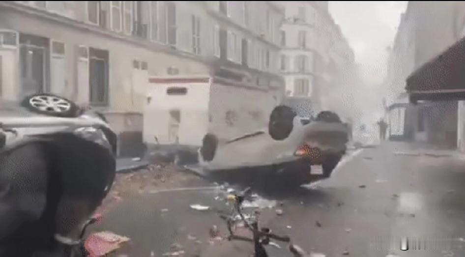 巴黎圣日耳曼成功卫冕冠军，法国球迷本来欢天喜地地庆祝，想不到最后成为一场街头破坏