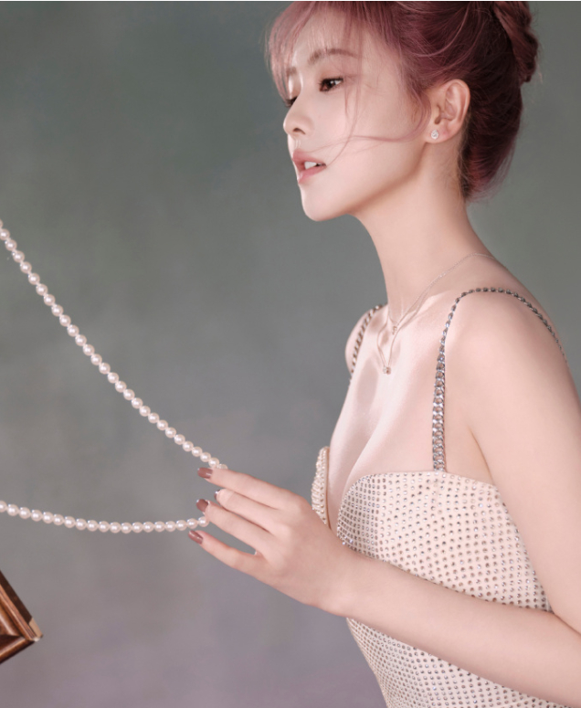 白鹿这组八月行程高定造型亮眼又吸睛，她以柔雾粉盘发搭配这件香槟色满钻吊带高定礼服