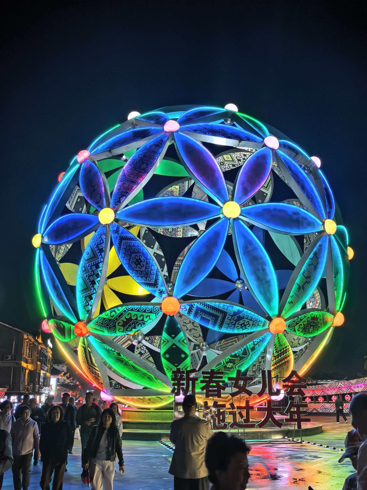 恩施的女儿城，夜晚是真的热闹，很多外地游客都到这里打卡……