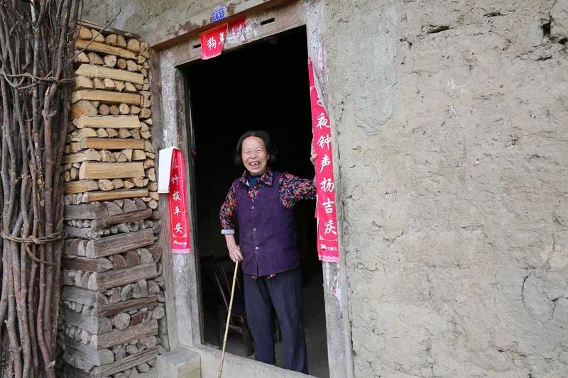 盼
老人盼儿来过年，
并非贪图孝顺贤。
儿孙归家见一面，
孙子绕膝二老欢。
