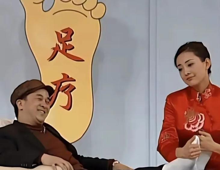2007年，婚后的牛莉怒气冲冲地问老公刘亚东：“你比我大八岁，为什么吵架就不能让