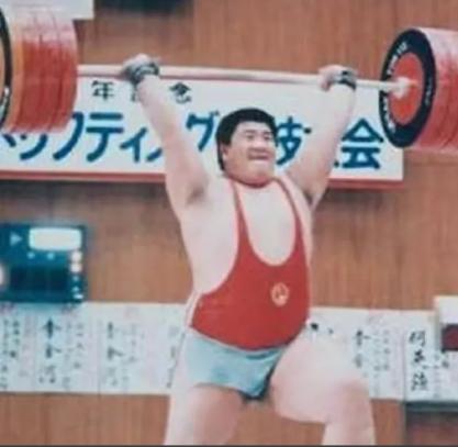2003年，“举重冠军”才力去父母家吃饭。一向饭量惊人的他，连最爱的红烧肉都没吃