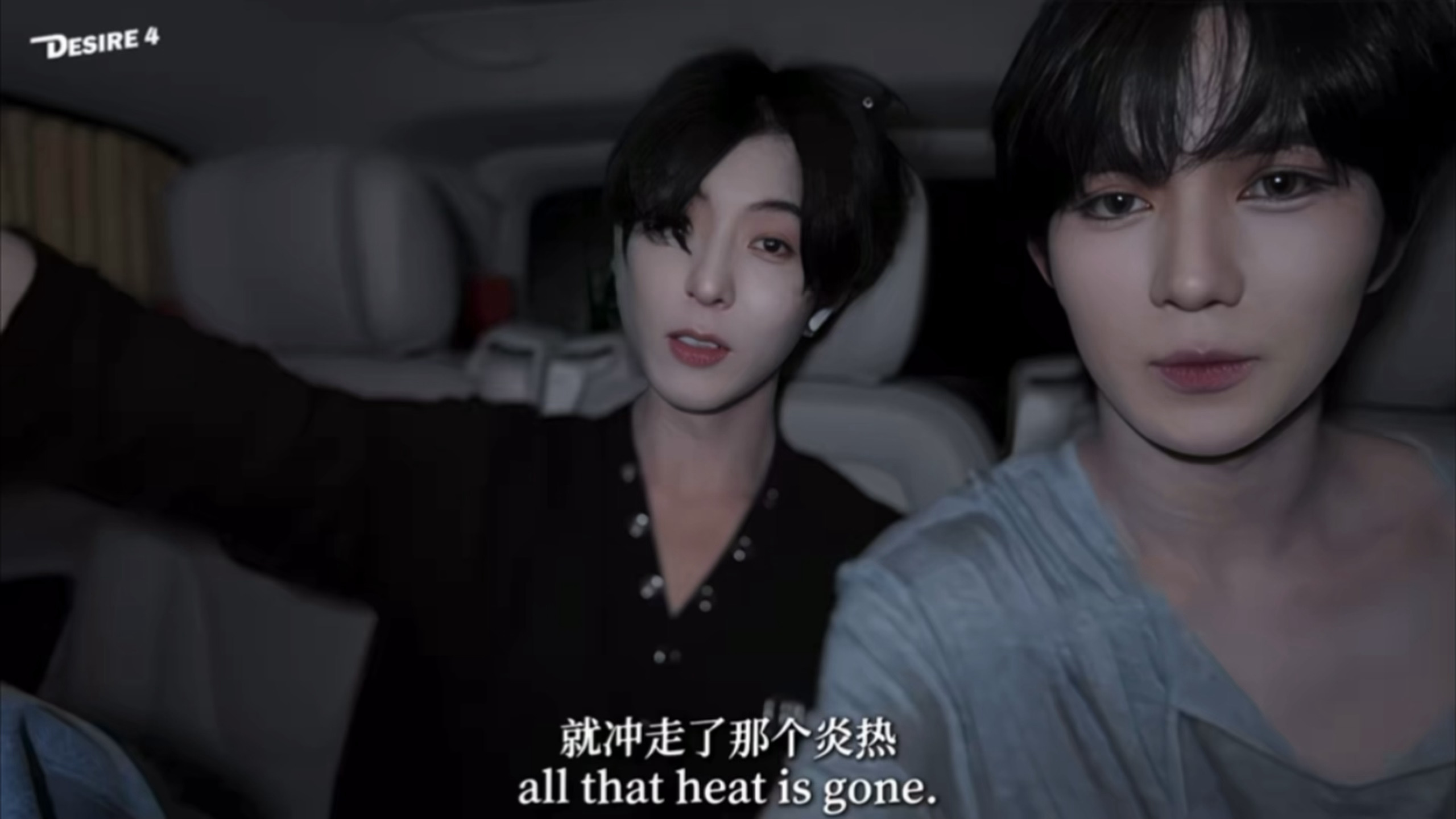 不是，旁边空位这么大，你们俩非要叠着坐啥意思 