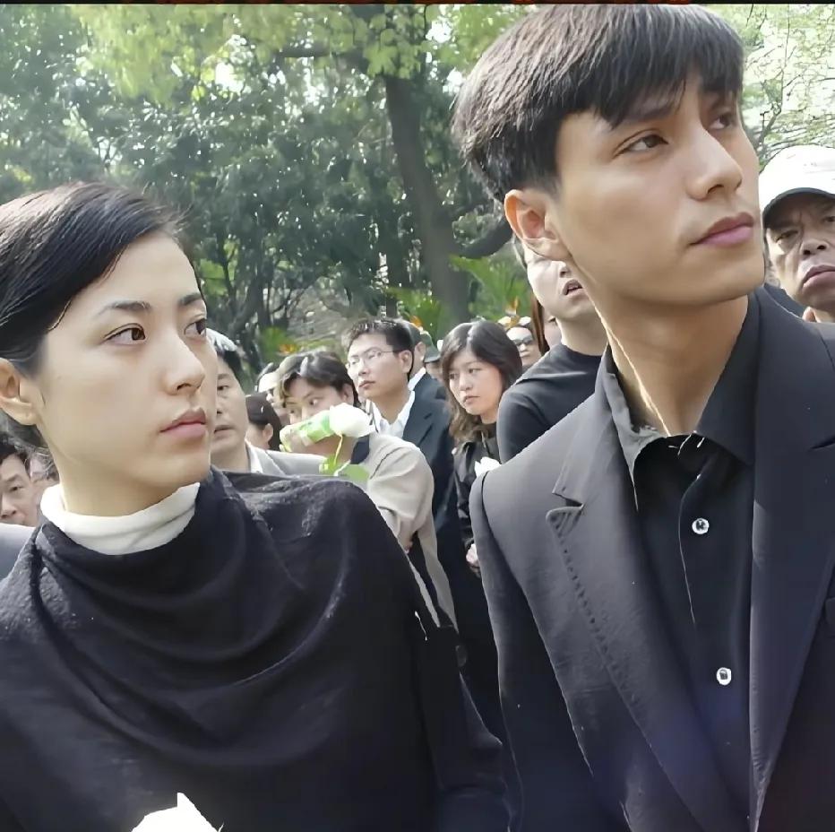 2005年参加导演陈逸飞葬礼的陈坤。那个时候青春年少，头发黑的发紫，不像现在，已