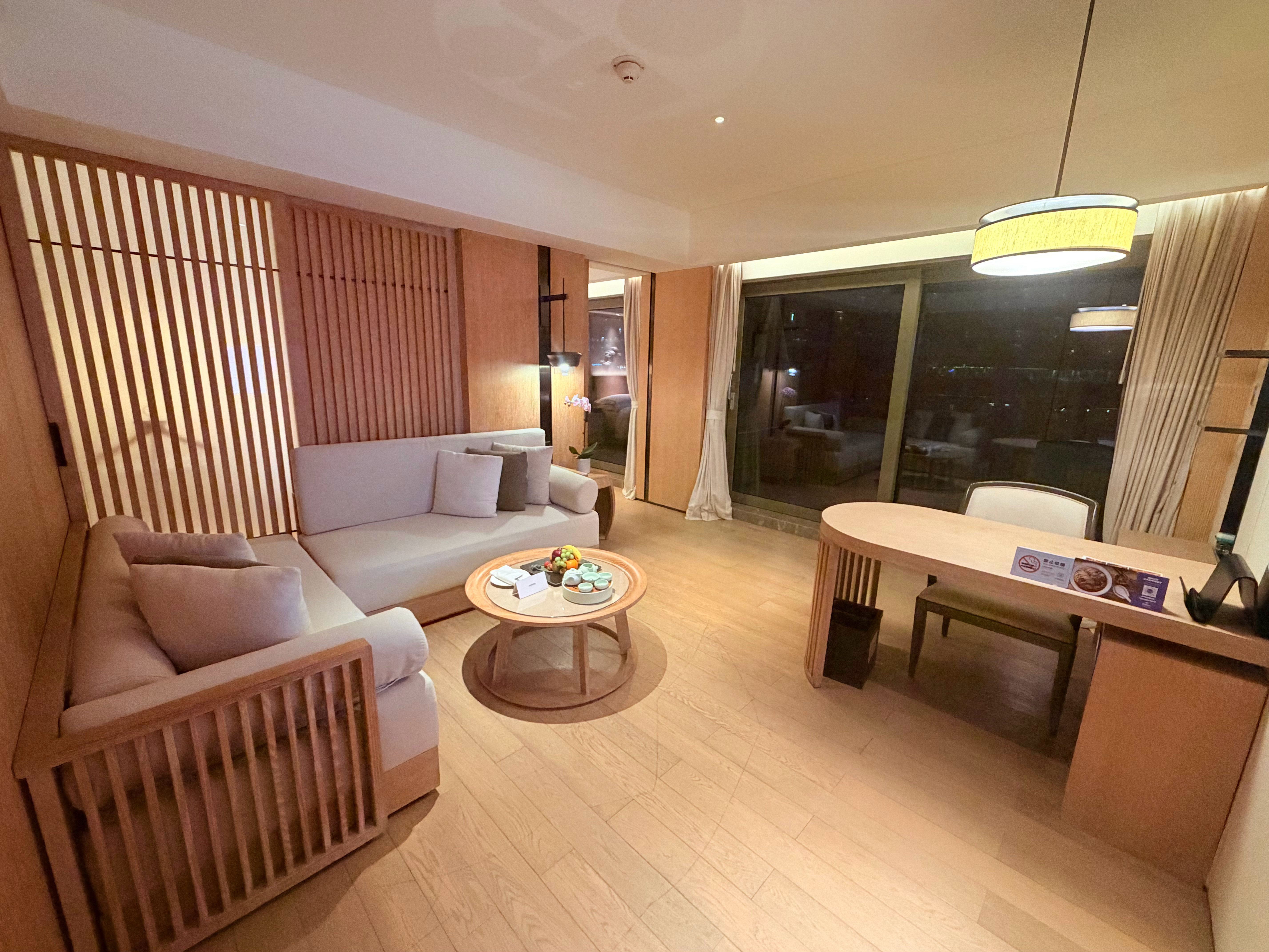 今儿落地晚了，直接去的会场结束回酒店办理入住后才发居然是个套房 深圳·深圳蛇口希