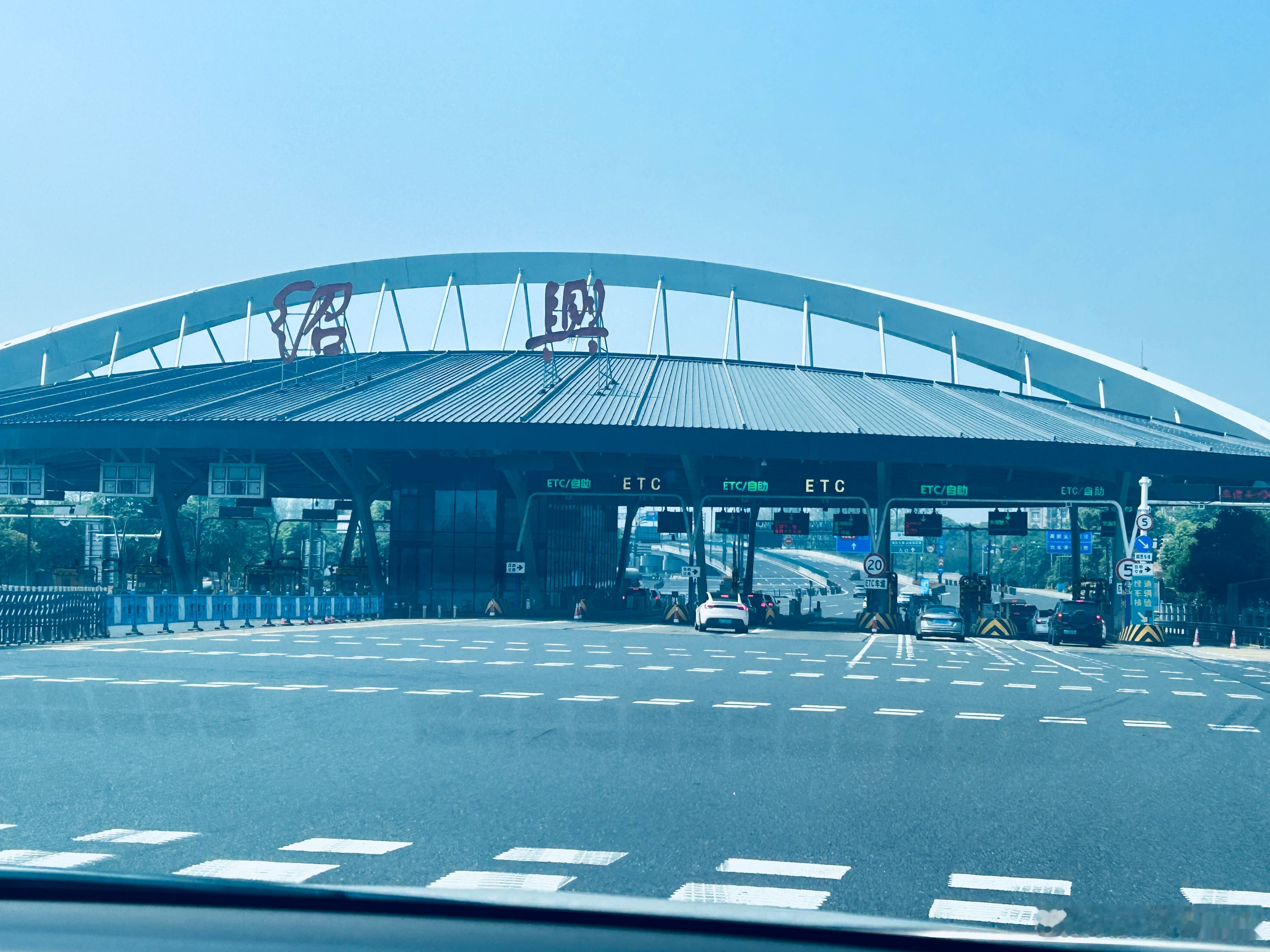 哥哥这周的作业“一纸成书-绍兴”，昨天他已经做完了，我看他画了鲁迅故居，臭豆腐，