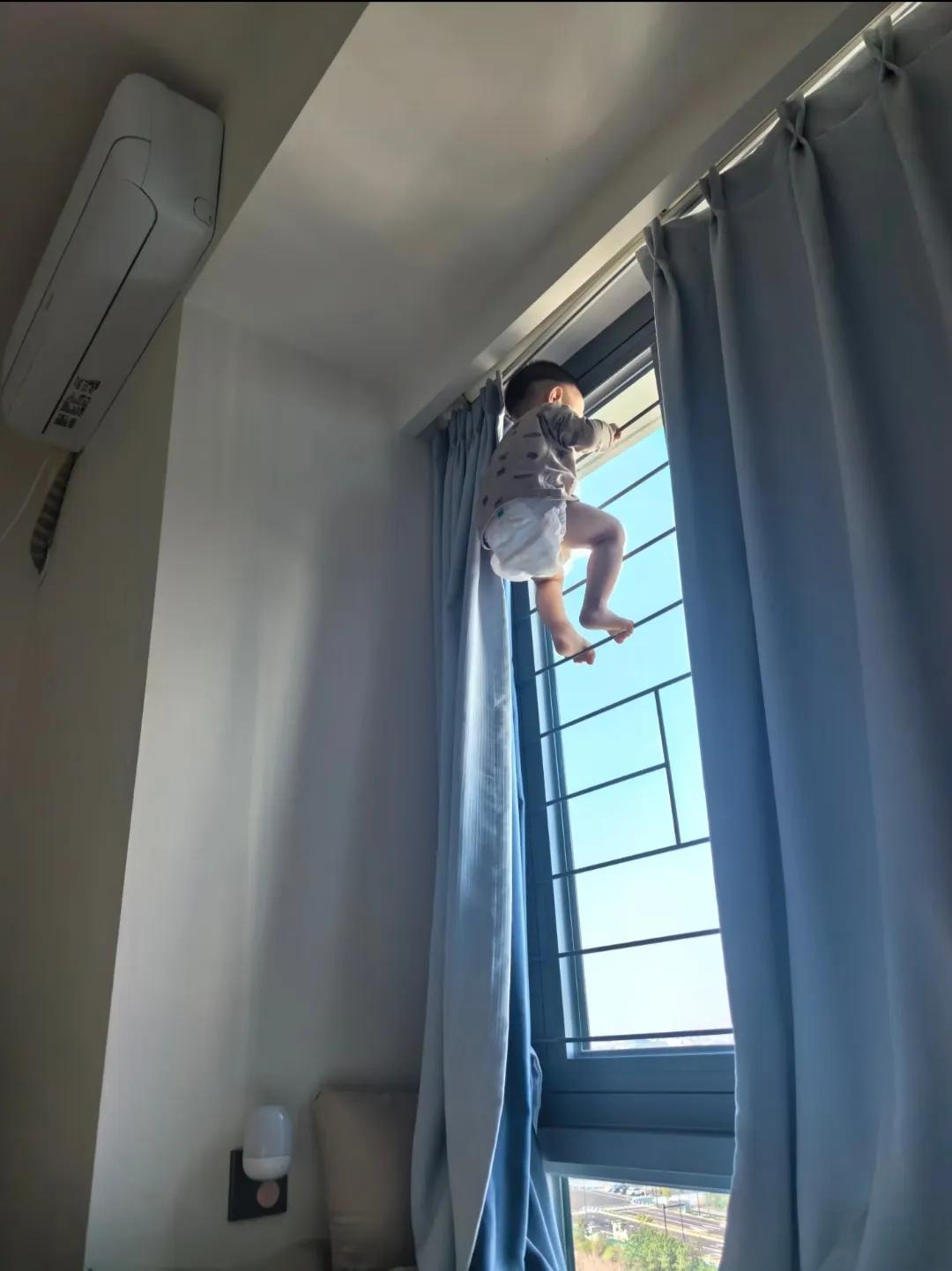 小孩静悄悄定是在作妖，一抬头吓得魂都飞了……