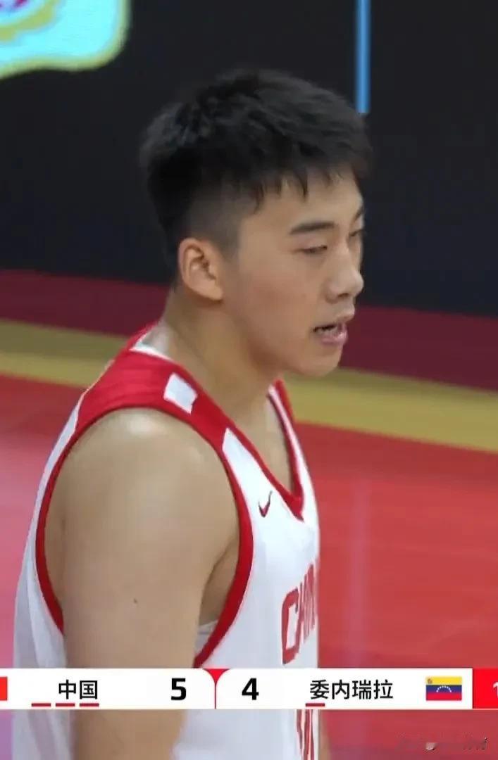 【中国男篮第一节18-13领先委内瑞拉】
中国男篮第一节开局慢热，赵睿状态平平，