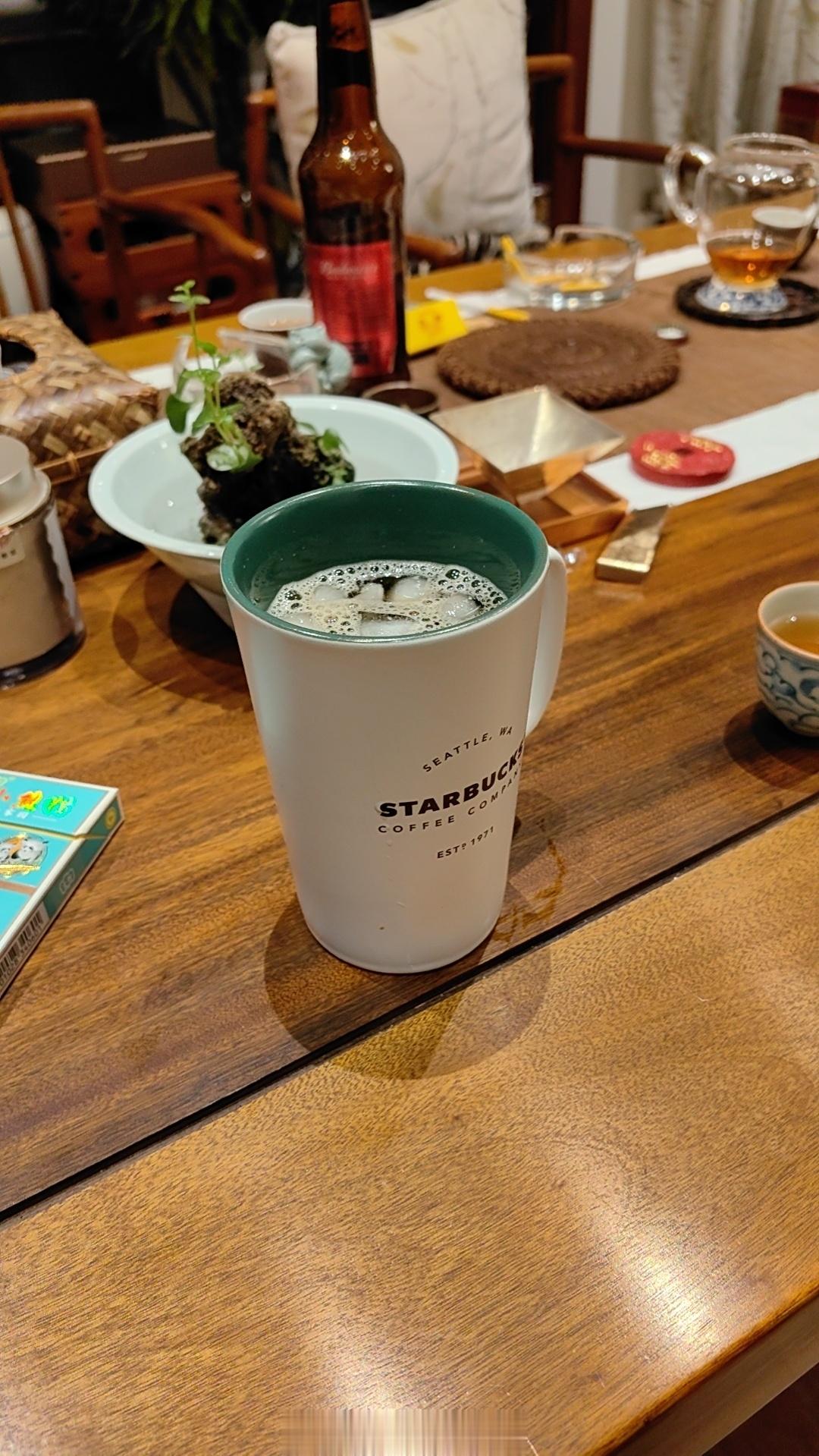 大半夜，几个60岁老头要喝美式。男人啊，多老都爱闹[可爱]聊天时，聊了很多悲伤的