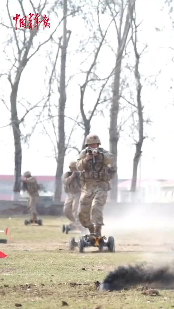 解放军全地形电动滑板车投入实战

近日，解放军第83集团军某旅在川西高原实战化演